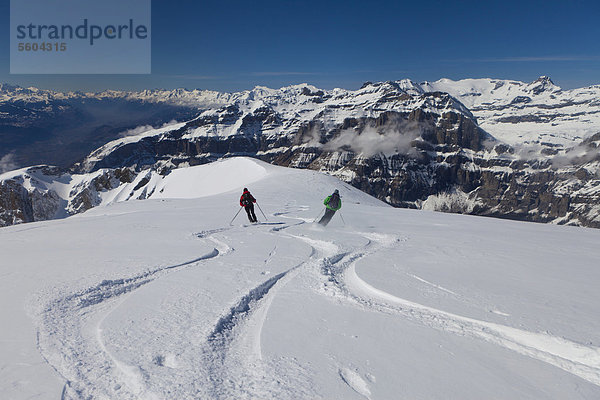 Skitour mit Bergpanorama  Ski-Abfahrt durch Pulverschnee vom Torrenthorn  Leukerbad  Wallis  Schweiz  Europa