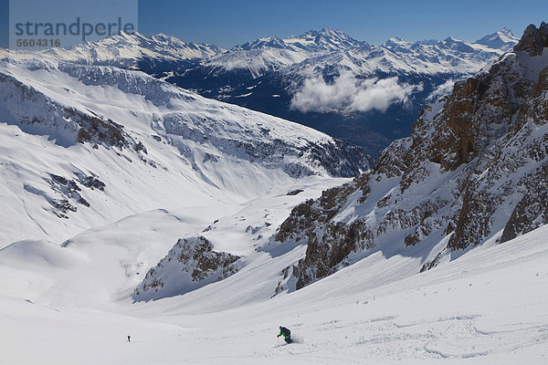 Ski-Abfahrt mit Bergpanorama  Skitour Torrenthorn  Leukerbad  Wallis  Schweiz  Europa