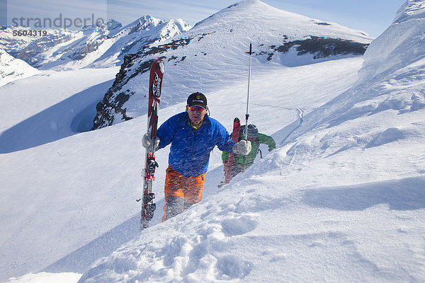 Zwei Bergsteiger auf Skitour  Aufstieg zum Schneejoch  Wildstrubelgebiet  Wallis  Schweiz  Europa