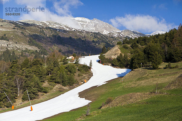 Winter ohne Schnee  Kunstschnee-Piste nach Aussois  Vanoise  Frankreich  Europa