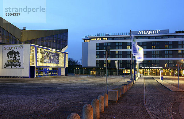 Gruga-Halle  Konzert- und Veranstaltungshalle  daneben das Atlantic Congress Hotel  direkt an der Messe  Essen  Nordrhein-Westfalen  Deutschland  Europa