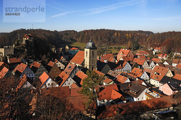 Oberfränkisches Dorf mit Kirche und Burg von 1311  vom Aussichtsturm auf dem Schmidberg gesehen  Betzenstein  Oberfranken  Bayern  Deutschland  Europa