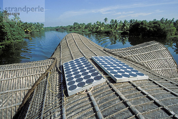Dach eines Hausboots  mit Solaranlage oder Solarpanel  Backwaters  Kerala  Südindien  Indien  Asien