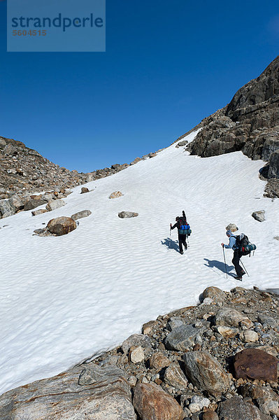 Schneefeld  Wanderer  am Mittivakkat-Gletscher  Halbinsel Ammassalik  Ostgrönland  Grönland