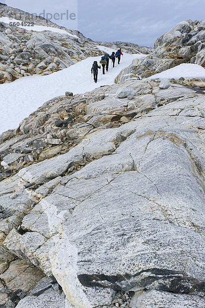 Schneefeld  Gesteins-Strukturen  Wanderer  am Mittivakkat-Gletscher  Halbinsel Ammassalik  Ostgrönland  Grönland