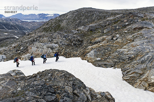 Wanderer auf Schneefeld  am Mittivakkat-Gletscher  Sermelik-Fjord  Halbinsel Ammassalik  Ostgrönland  Grönland
