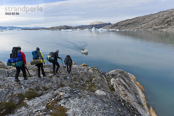 Gruppe Wanderer erwartet Motorboot  Eisberge bei Tiniteqilaaq  Halbinsel Ammassalik  Sermilik-Fjord  Ostgrönland  Grönland