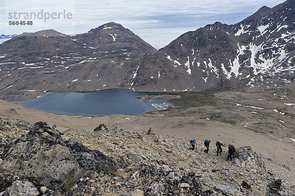 Wanderer  See bei Tasiilaq oder Ammassalik  Ostgrönland  Grönland