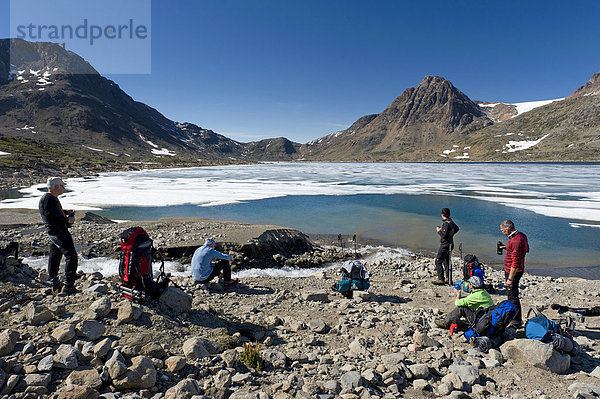 Gruppe Wanderer bei einer Rast  See bei Tasiilaq oder Ammassalik  Ostgrönland  Grönland