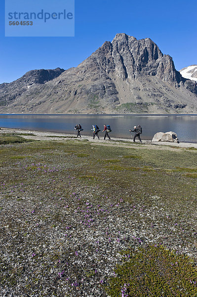 Gruppe Wanderer  See bei Tasiilaq oder Ammassalik  Ostgrönland  Grönland