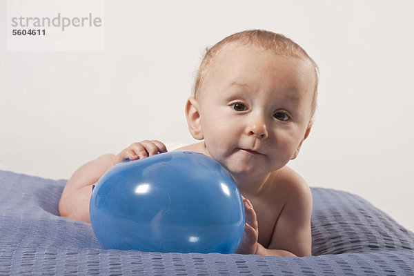 Baby  Junge  8 Monate  mit Luftballon