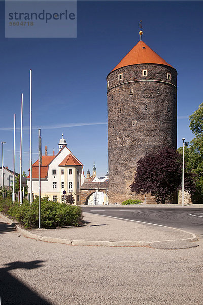 Stadtmauer  Donatsturm mit Donatstor  hinten die Türme der Nikolaikirche  Freiberg  Erzgebirge  Sachsen  Deutschland  Europa