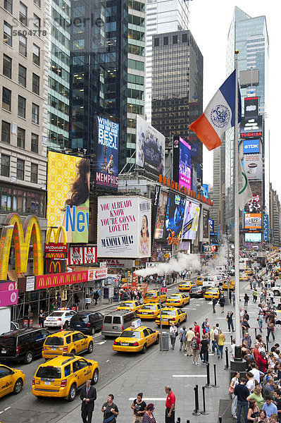 Metropole  Verkehr  Hochhäuser und bunte Leuchtreklame  gelbe Taxis  Yellow Cabs  Kreuzung von Broadway und 7th Avenue  Times Square  Midtown  Manhattan  New York City  USA  Nordamerika  Amerika
