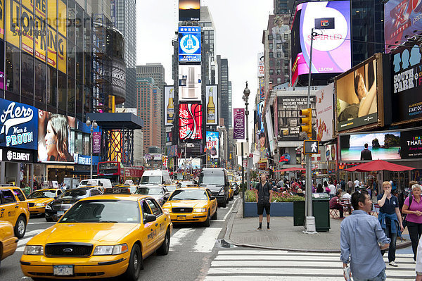 Metropole  Verkehr  Hochhäuser und bunte Leuchtreklame  gelbe Taxis  Yellow Cabs  Kreuzung von Broadway und 7th Avenue  Times Square  Midtown  Manhattan  New York City  USA  Nordamerika  Amerika