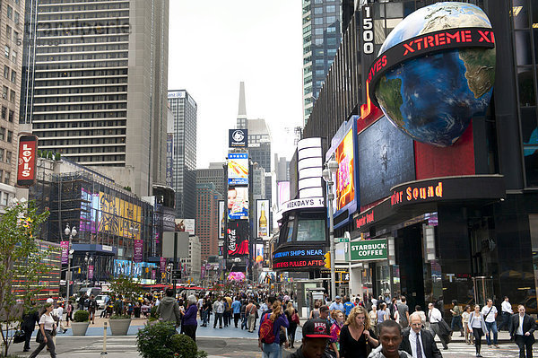 Metropole  Hochhäuser und bunte Leuchtreklame  Kreuzung von Broadway und 7th Avenue  Fußgängerzone  Times Square  Midtown  Manhattan  New York City  USA  Nordamerika  Amerika