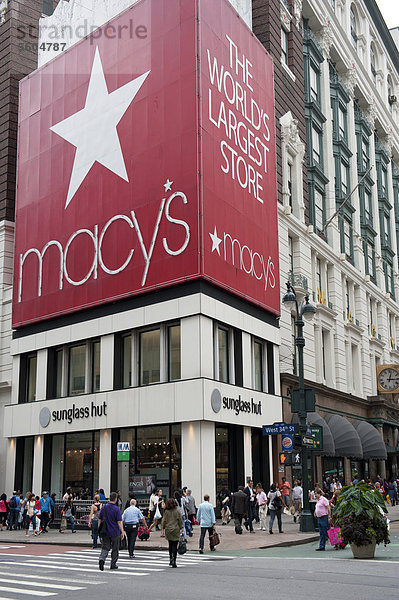 Werbung an der Straßenecke  Traditions-Kaufhaus Macy's  Herald Square  Platz  Kreuzung von Broadway und 6th Avenue  New York City  USA  Nordamerika  Amerika