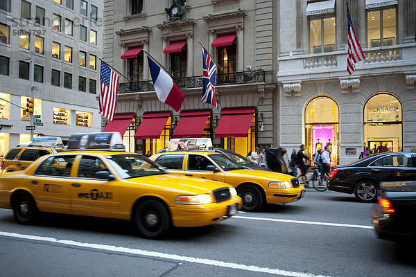 Verkehr bei Dämmerung  Geschäfte von Cartier und Versace  gelbe Taxis  Yellow Cabs  5th Avenue  Midtown  Manhattan  New York City  USA  Nordamerika  Amerika