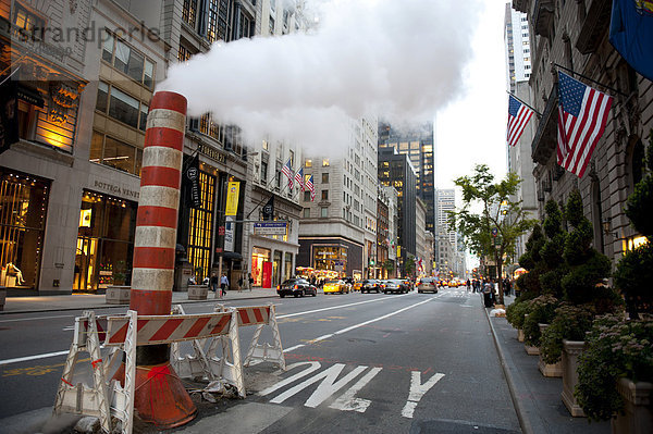Dämmerung  provisorischer Schornstein  Dampf in der Straße  gelbe Taxis  Yellow Cabs  5th Avenue  Midtown  Manhattan  New York City  USA  Nordamerika  Amerika