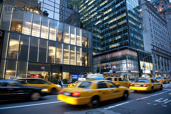 Verkehr bei Dämmerung  gelbe Taxis  Yellow Cabs  Geschäfte von Gucci und Armani  5th Avenue  Midtown  Manhattan  New York City  USA  Nordamerika  Amerika