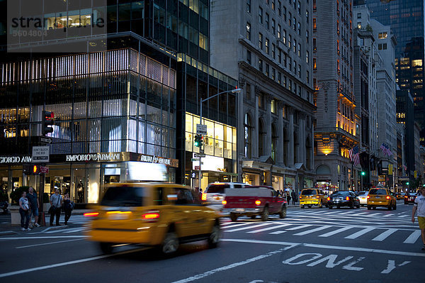 Verkehr bei Dämmerung  gelbe Taxis  Yellow Cabs  Geschäft von Armani  5th Avenue  Midtown  Manhattan  New York City  USA  Nordamerika  Amerika