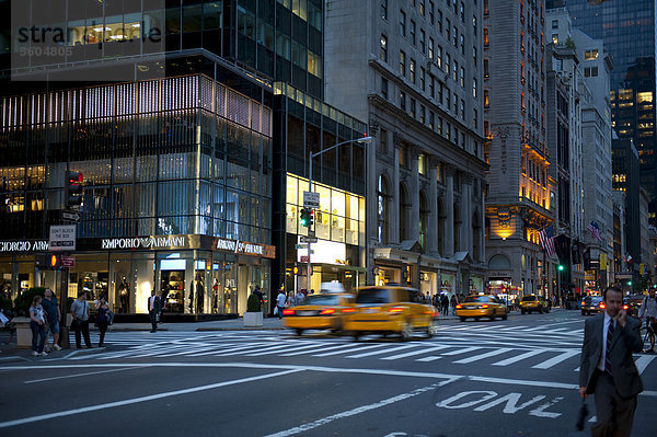 Verkehr bei Dämmerung  gelbe Taxis  Yellow Cabs  Geschäft von Armani  5th Avenue  Midtown  Manhattan  New York City  USA  Nordamerika  Amerika