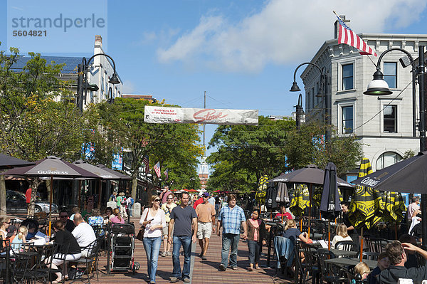 Viele Menschen  Cafes in der Fußgängerzone  Church Street im Sommer  Zentrum  Burlington  Vermont  Neuengland  USA  Nordamerika  Amerika