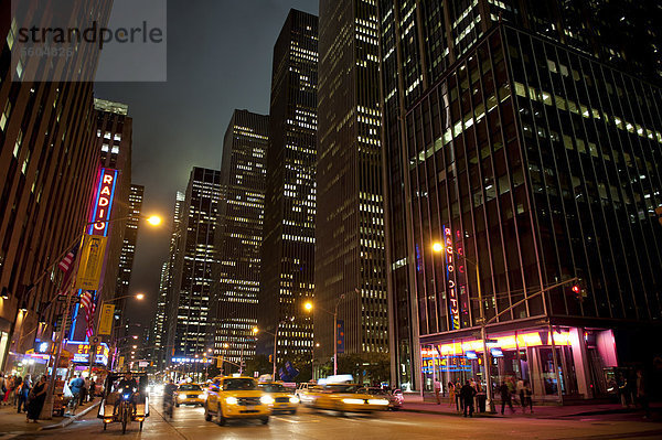 Erleuchtete Hochhäuser und Verkehr bei Nacht  6th Avenue Ecke 51st West  Midtown  Manhattan  New York City  USA  Nordamerika  Amerika