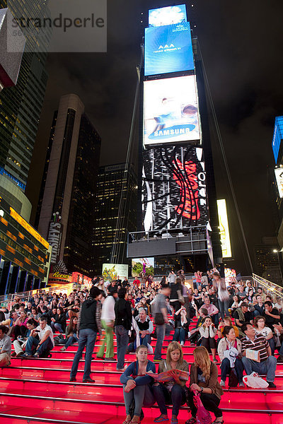 Viele Menschen  Rote Treppe  TKTS  Broadway  Fußgängerzone Times Square  Midtown  Manhattan  New York City  USA  Nordamerika  Amerika
