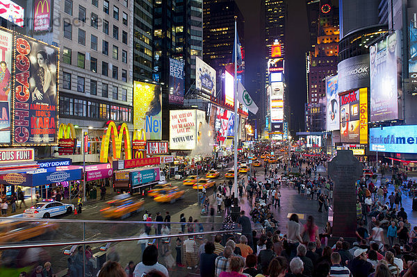Viele Menschen  gelbe Taxis  bunte Leuchtreklame  Kreuzung Broadway 7th Avenue  Fußgängerzone Times Square  Midtown  Manhattan  New York City  USA  Nordamerika  Amerika