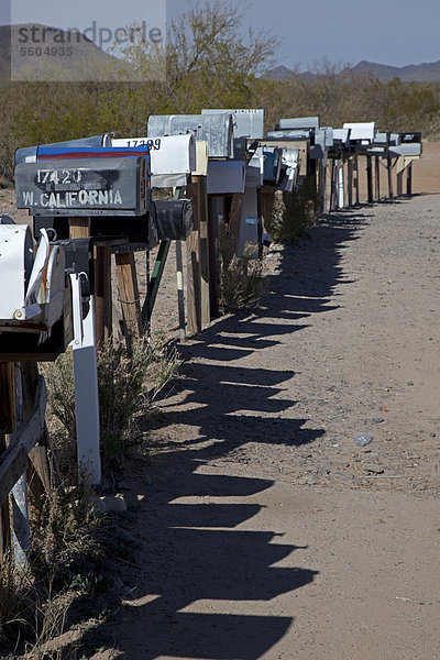 Eine lange Reihe mit Briefkästen stehen entland einer unbefestigten Straße in der Wüste westlich von Tuscon  Three Points  Arizona  USA