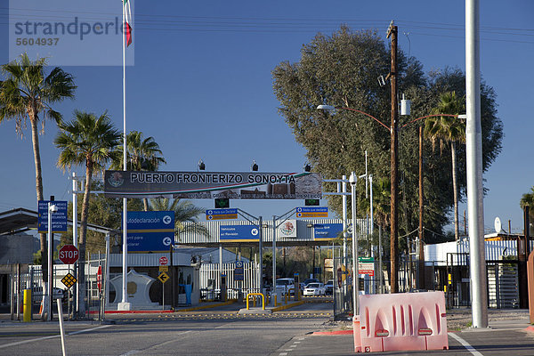 Der internationale Grenzübergang nach Sonoyta  Sonora  Mexiko  in Lukeville  Arizona  USA