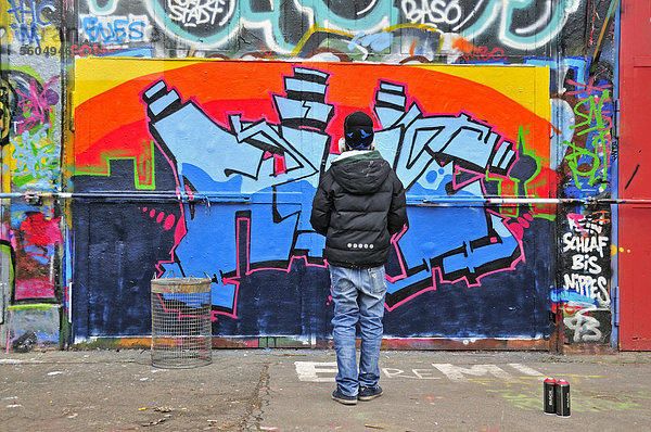 Elfjähriger Graffitimaler  Köln  Nordrhein-Westfalen  Deutschland  Europa  ÖffentlicherGrund