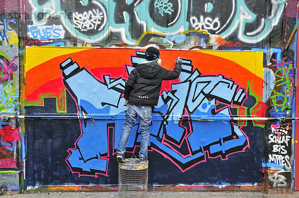 Elfjähriger Graffitimaler  Köln  Nordrhein-Westfalen  Deutschland  Europa  ÖffentlicherGrund