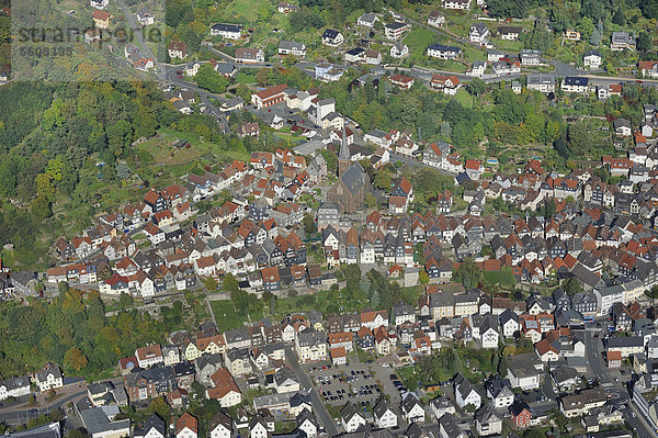 Luftbild von Biedenkopf mit evangelisch-lutherischen Kirche und Lahntal  Hinterland  Kreis Marburg-Biedenkopf  Hessen  Deutschland  Europa