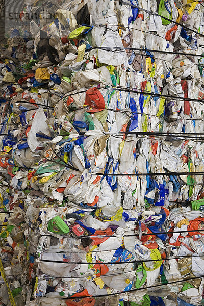 Ballen aus recycelbaren Kunststoff-Behältern in einer Sortieranlage  Quebec  Kanada