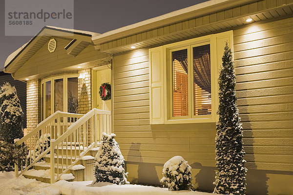 beleuchtet Winter Lifestyle Wohnhaus Weihnachten Dekoration Nachbarschaft Bungalow Abenddämmerung