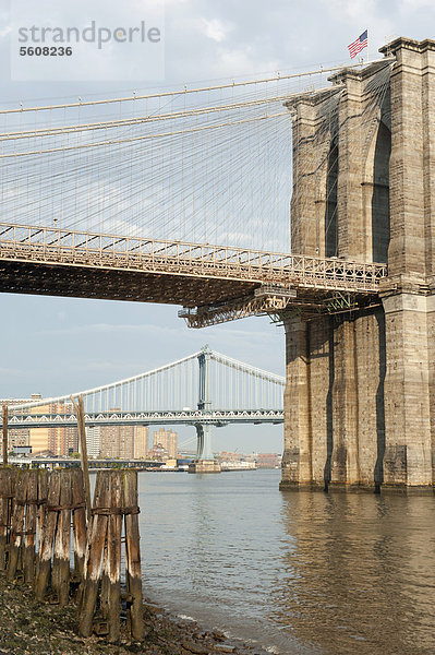 Blick von Manhattan auf die Brooklyn Bridge Hängebrücke  hinten die Manhattan Bridge  Brückenpfeiler  Two Bridges District  East River  New York City  USA  Nordamerika  Amerika