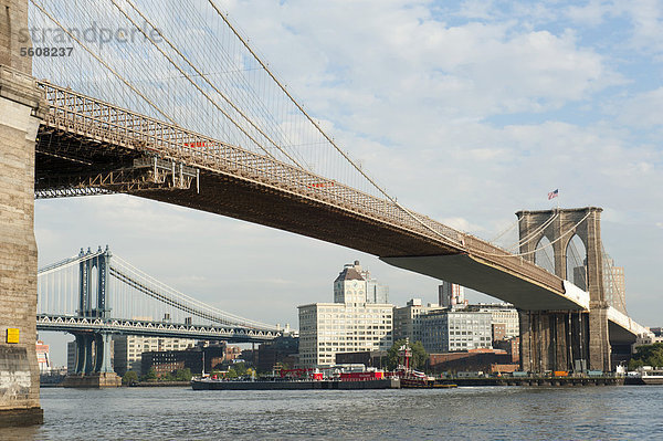 Brooklyn Bridge Hängebrücke überspannt den East River  hinten die Manhattan Bridge  Brückenpfeiler  Two Bridges District  New York City  USA  Nordamerika  Amerika