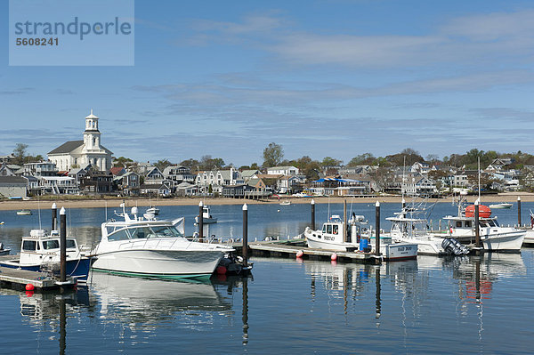 Blick vom Pier auf Boote und Stadt  Provincetown  Cape Cod  Massachusetts  USA  Nordamerika  Amerika