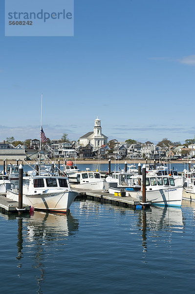 Blick vom Pier auf Boote und Stadt  Provincetown  Cape Cod  Massachusetts  USA  Nordamerika  Amerika