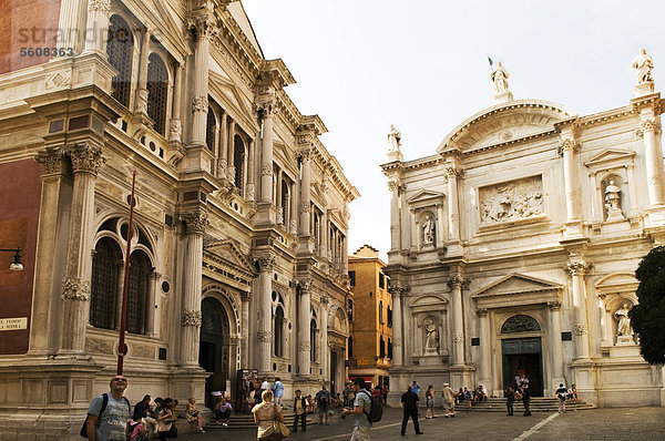 Links die Scuola Grande di San Rocco mit weltberühmter Tintoretto-Ausstellung  Tintoretto malte hier in 23 Jahren 56 Bilder  rechts die Kirche Chiesa San Rocco  Venedig  Veneto  Italien  Europa