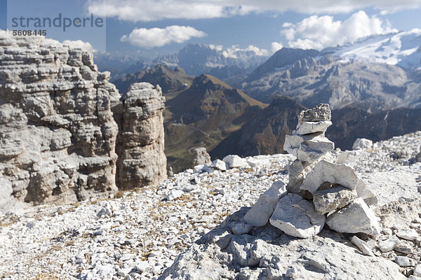 Steinhaufen  Aussicht vom Sass Pordoi auf die Marmolada  Sella-Gruppe  Sellaronda  Dolomiten  Italien  Europa