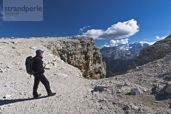 Wanderer genießt Aussicht vom Sass Pordoi  Sella-Gruppe  Sellaronda  Dolomiten  Italien  Europa