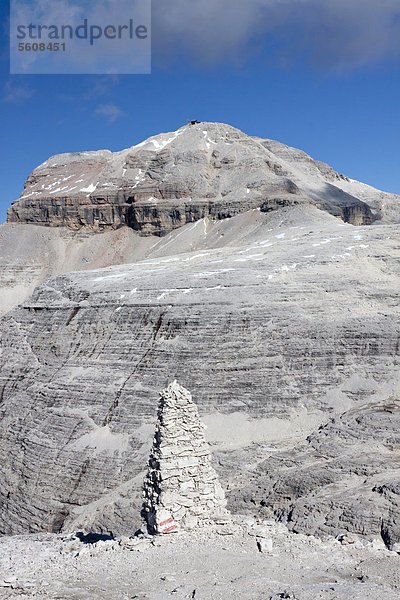 Steinsäule  Aussicht vom Sass Pordoi  2925 m  auf Piz BoÈ  3152 m  Sella-Gruppe  Dolomiten  Italien  Europa