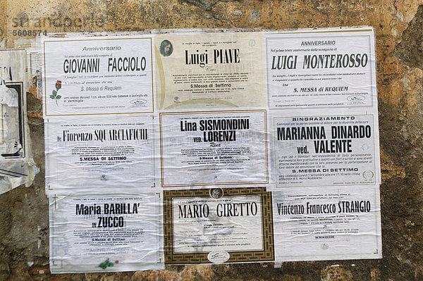 Ankündigungen auf einer Mauer in Ventimiglia  Ligurien  Italien  Europa