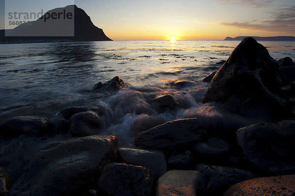 Sonnenuntergang bei svör  Ort BolungarvÌk  Fjord Õsafjar_ardj_p  Isafjardardjup  Westfjorde  Island  Europa