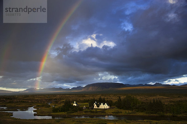 Regenbogen über die Kirche von _ingvellir  Thingvellir  Golden Circle  Su_urland  Sudurland  Süd-Island  Island  Europa