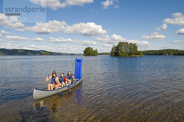 Familie im Kanu auf einem See bei Bengtsfors  Dalsland  Schweden  Europa