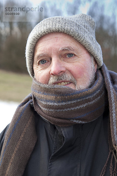 Älterer Herr in Winterkleidung  Naturschutzgebiet Beversee  Bergkamen  Kreis Unna  Ruhrgebiet  Nordrhein-Westfalen  Deutschland  Europa