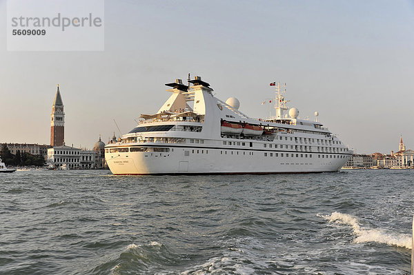 Kreuzfahrtschiff Seabourn Spirit  Baujahr 1989  133  40m  208 Passagiere  beim Auslaufen  Venedig  Venetien  Italien  Europa